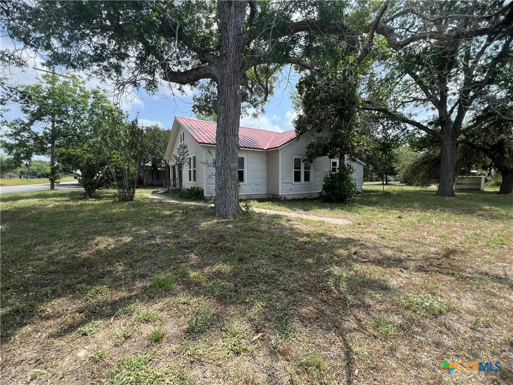 1601 N MADISON AVE, BEEVILLE, TX 78102, photo 1 of 19