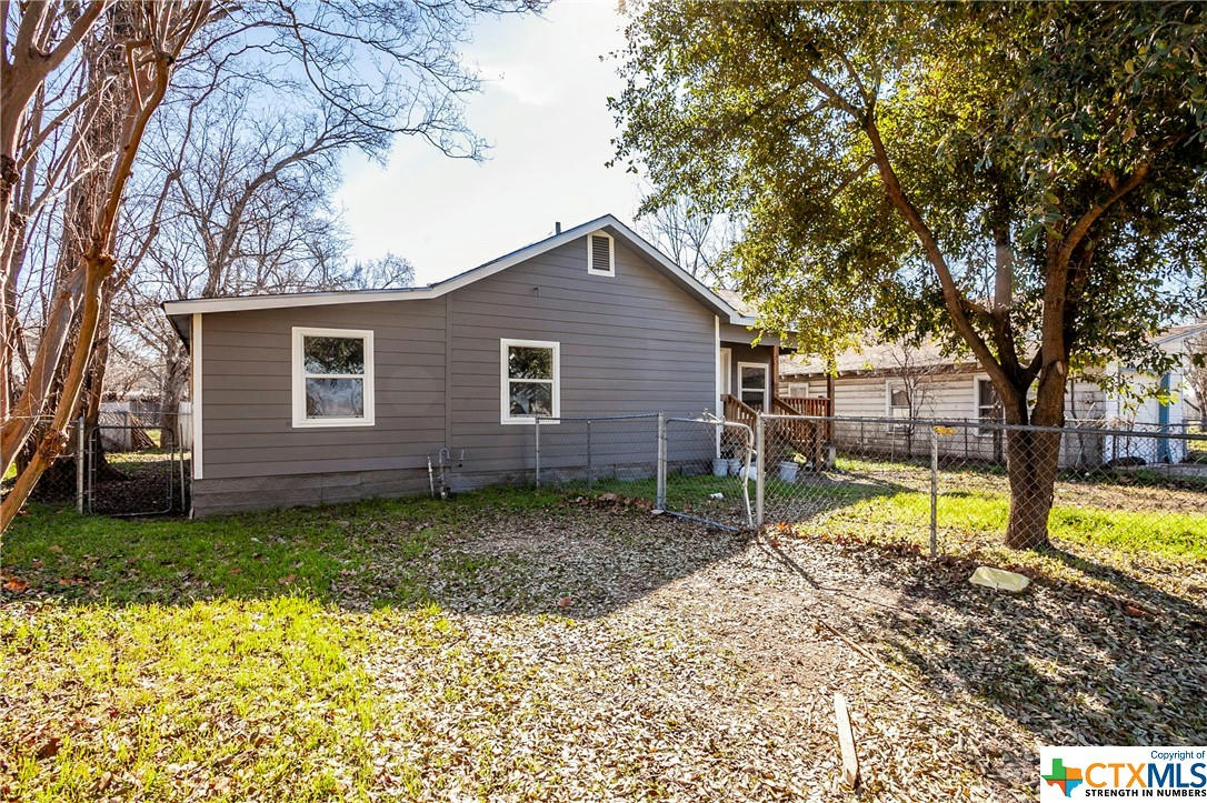 501 N MILAM AVE, CAMERON, TX 76520, photo 1 of 11